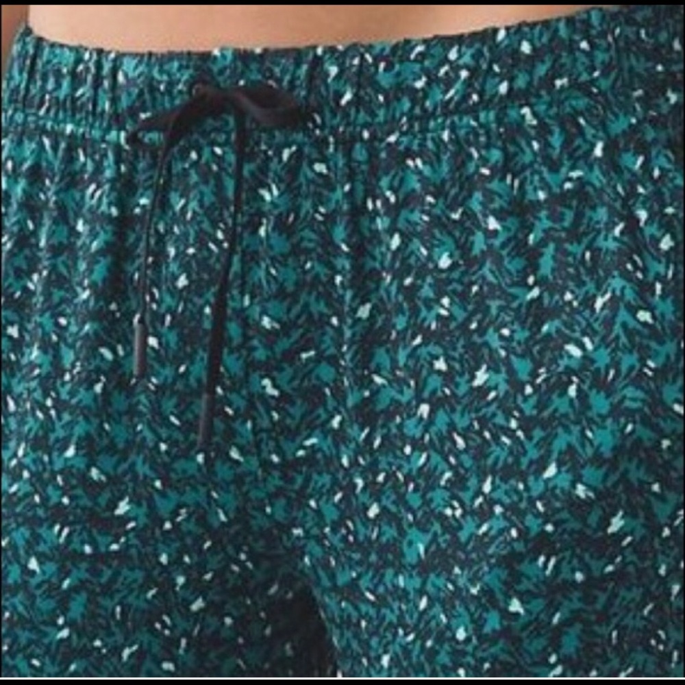 Lululemon jet-set joggers drawstring waist.